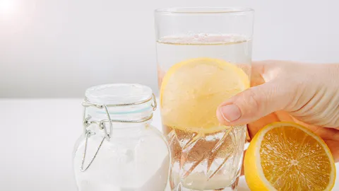 น้ำดื่มอัลคาไลน์คืออะไร ทำไมถึงแพง และส่งผลต่อสุขภาพอย่างไร