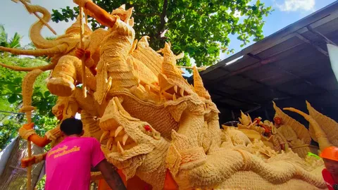 ชาวชุมชนอุบลฯ เร่งทำต้นเทียนติดพิมพ์ให้ทันวันงานพรรษา คาดปีนี้เงินสะพัด 300 ล้าน (คลิป)