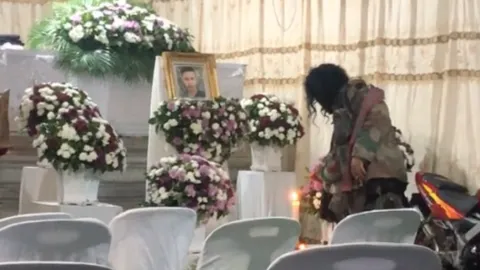 สุดซึ้ง "หนุ่มสติไม่ดี" ไม่เคยลืม "เพื่อนรัก" มานอนร้องไห้หน้างานศพทุกคืน (คลิป)