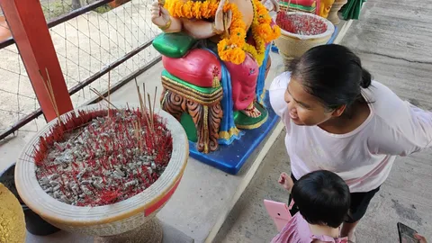 คอหวยตามส่อง "เลขเด็ด" อ่างน้ำมนต์ ฤาษีเณร คนดวงดีหอบฟักทอง-น้ำแดง แก้บน