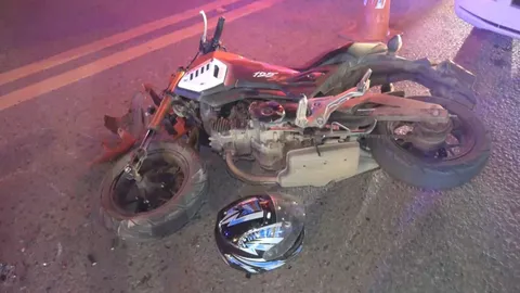 หนุ่มบิด จยย.เสยท้ายเก๋ง ไถลถูกรถบรรทุก 6 ล้อเก็บขยะบี้ซ้ำ คอหักดับสลด (คลิป)