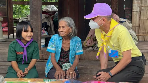 ทหาร เอกชนรุดช่วย "น้องหว้า" ด.ญ.ยอดกตัญญู ซ่อมบ้าน-ส่งปู่ไปรักษา