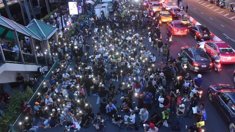 ม็อบราชประสงค์ปราศรัยต่อเนื่อง จี้ สว.-กกต. ลาออกเพื่อประชาธิปไตยเดินต่อ