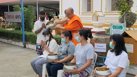 อาบน้ำมนต์โบสถ์ลั่น