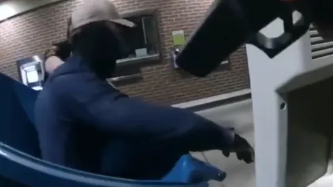 หัวขโมยในสหรัฐฯ ดวงซวยโดนตร.จับได้ ขณะปีนฝ้าเพดานธนาคารเพื่อหลบหนี (คลิป)