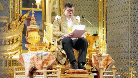 ในหลวงเสด็จออกมหาสมาคม พระบรมวงศานุวงศ์ นายกรัฐมนตรี เฝ้าฯ ถวายพระพร