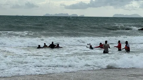 สลด 2 นักเรียน ม.ปลาย ที่เกาะลันตา ลงเล่นน้ำทะเลคลื่นซัดจมดับ 2 ศพ