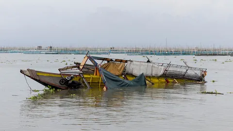 พิษพายุไต้ฝุ่นทกซูรี ทำเรือล่มในทะเลสาบลากูนา ฟิลิปปินส์