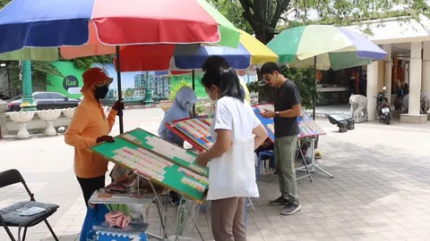 คอหวยแห่ซื้อ "เลขดัง" ทักษิณ เกลี้ยงแผงแล้ว แต่ "เลขเด็ด" อื่นๆ ยังเหลือเพียบ