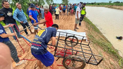 หนุ่มเลี้ยงวัวห่วงรถเข็นหญ้าตกน้ำ มือคว้าจับไม่ปล่อย จมคลองดับสลด 