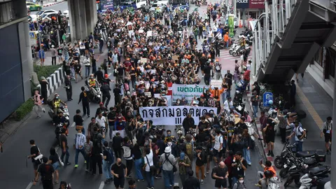 ม็อบ #พร้อม2 เคลื่อนจากอโศก มุ่งหน้าราชประสงค์ ย้ำเป้าหมายส่งเสียงถึง สว.