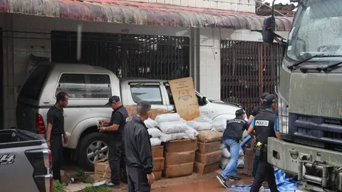 จนท.นราธิวาส เข้ายึดดอกไม้เพลิง พลุ จากบ้านเจ้าของโกดังที่ระเบิดได้อีก 1 ตัน