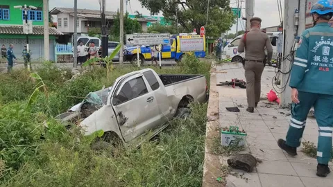 กระบะชนท้ายรถบรรทุกพ่วงจอดริมถนนวงแหวน ทางเข้า สภ.สามโคก เจ็บ 3 ตาย 2 ศพ