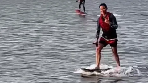 เก่งรอบด้าน "พิธา" เล่นเซิร์ฟบอร์ด ลีลาไม่ธรรมดา ยืนบนน้ำสบายๆ ชิลๆ (คลิป) 