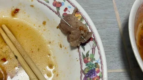 จิ้มจุ่มสะพรึง เจอ "เข็มฉีดยา" ในหมูหมักน้ำมันงา โชคดียังไม่เอาเข้าปาก