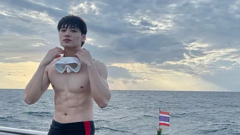 ทะเลไฟลุก "มีน-พีรวิชญ์" ถอดเสื้อโชว์หุ่นแซ่บ อวดผิวโอโม่ ก่อนลงเล่นน้ำ