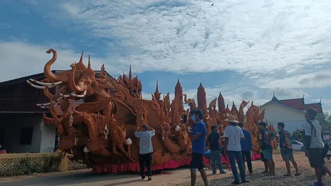 แห่เทียนพรรษาโคราชคึกคัก 5 คุ้มวัด อ.โชคชัย อวดความงามของต้นเทียนสุดตระการตา