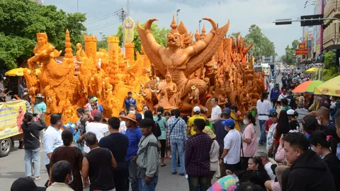 ยิ่งใหญ่ไม่แพ้ใคร "แห่เทียนโคราช 66" 12 คุ้มวัดโชว์ขบวนเทียนพรรษาสุดอลังการ