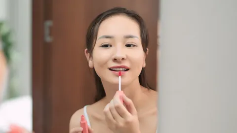 แนะนำ 10 ลิปกลอส ยี่ห้อไหนดี เนื้อฉ่ำวาว ไม่ติดแมสก์