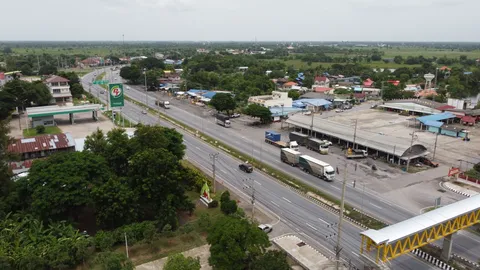 ส่งท้ายหยุดยาว 6 วัน ถนนมิตรภาพรถน้อย ขณะที่ขนส่งโคราชคนรอเดินทางกลับคึกคัก