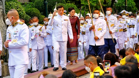 ในหลวงเสด็จเปลี่ยนเครื่องทรงฤดูฝน บําเพ็ญพระราชกุศลเข้าพรรษา