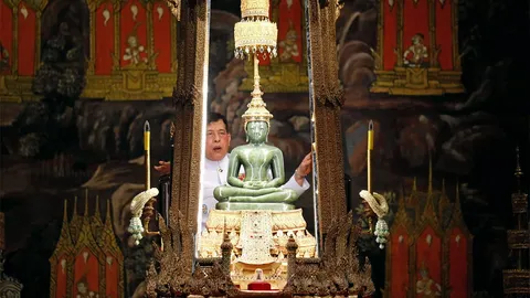 ในหลวง เสด็จเปลี่ยนเครื่องทรงฤดูฝนพระแก้วมรกต