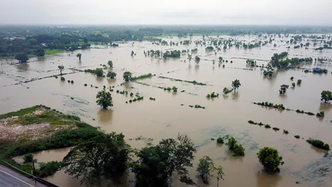 เหนือ-ใต้-อีสาน ฝนถล่มจมบาดาล บึงกาฬปิดนํ้าตก 7 สี 2 นทท.จมทะเลภูเก็ต