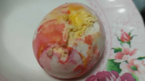 หมอแล็บแพนด้า เผยภาพ "ไข่ไก่สีชมพู" พร้อมอธิบายชัด กินได้หรือไม่