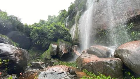 บึงกาฬหยุดยาวทำเงินสะพัดหลายสิบล้าน อช.ภูลังกาสั่งปิดน้ำตกใน 2 จังหวัด