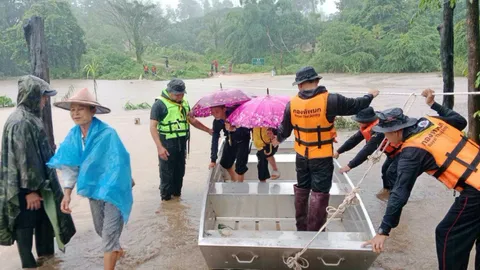สภาพอากาศวันพรุ่งนี้ ฝนยังตกหนัก จ.ตาก หมู่บ้านกะเหรี่ยงถูกตัดขาด
