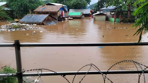 ฝนตกหนัก 3 วัน น้ำเมยล้นตลิ่ง ไหลท่วมชายแดน พม่านับร้อยหนีตายขึ้นฝั่ง