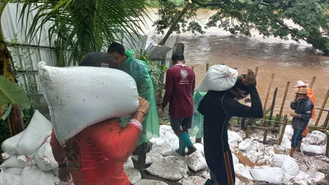 ชาวแม่สอดผวาฝนถล่ม หลังน้ำกัดเซาะถึงตัวบ้าน ต้องเร่งสร้างแนวป้องกัน