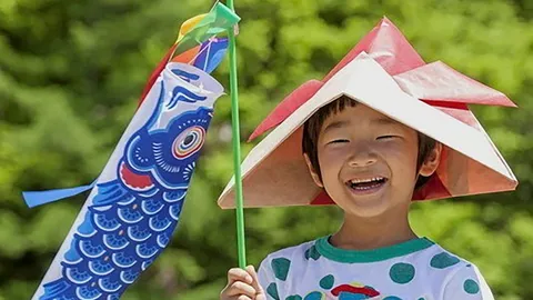 วันเด็กผู้ชาย "โคโดโมะ โนะ ฮิ" ธง "ปลาคาร์ป" สร้างพลังแห่งสุข
