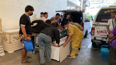 ญาติเศร้า รับศพ 8 ชีวิตเหยื่อรถไฟชนกระบะ หลายครอบครัวหวั่นตายฟรี