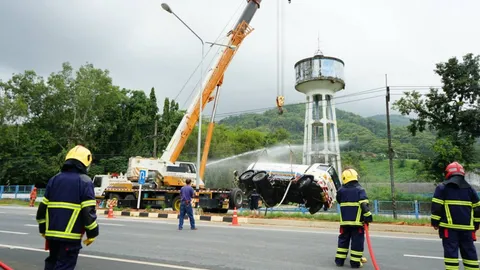 รถบรรทุกแก๊สลงข้างทางที่แม่จัน พาระทึก ปิดถนนฉีดน้ำเลี้ยงก่อนยกขึ้นได้ปลอดภัย