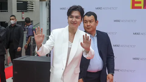 อีมินโฮ ซุป'ตาร์เกาหลีคนดัง โปรยเสน่ห์ แจกรอยยิ้มสุดละมุน ทำสาวๆ ใจละลาย