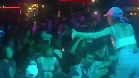 แบบนี้ไม่น่ารัก นักร้องสาวเล่านาที "ลูกค้ามือไว" เจอมือลั่น ตบกลับหน้าสะบัด (คลิป)