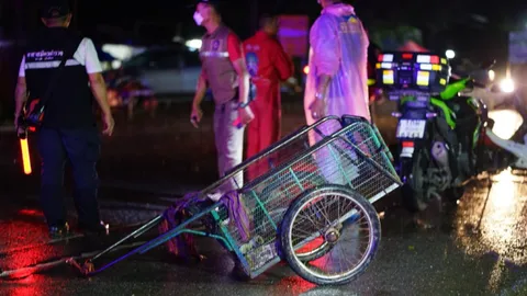 สลด ลุงเข็นรถข้ามถนน ถูกโชเฟอร์ตีนผี ขับชนแล้วหนี ดับสนิทคาถนน