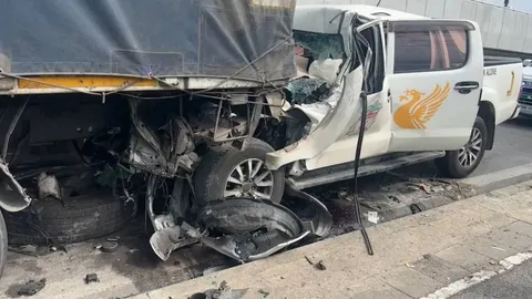 หนุ่มใหญ่บึ่งกระบะไม่แตะเบรก พุ่งชนอัดท้าย 10 ล้อ ดับคาแอร์แบ็ก (คลิป)