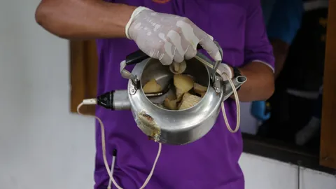 หนุ่มนักประดิษฐ์พลาด โดนไฟช็อตดับอนาถคากาต้มน้ำ 