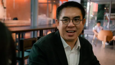 "วิโรจน์" ชี้ ไม่มีใครบงการ กลุ่มมวลชนเคลื่อนไหวได้ รับ พฤติกรรมรุนแรง