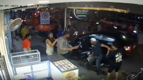 หนุ่มอินเดียแย่งจีบสาวไทย ตะลุมบอนกลางเมืองพัทยา หามส่ง รพ. 1 (คลิป)