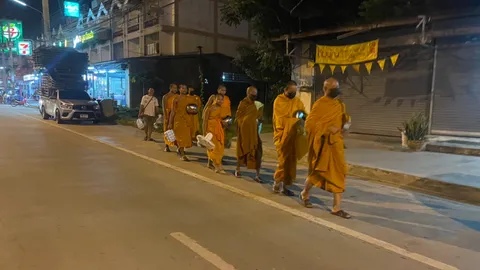 "พระ-เณร" หอบของเดินถนนกลางดึก เผยถูกตะเพิด เหตุร้องเรียนเจ้าอาวาส