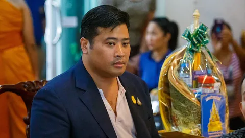 "ท่านอ้น" ทำบุญ วัดยานนาวา-วัดบวรนิเวศวิหาร กราบสักการะสิ่งศักดิ์สิทธิ์ (คลิป)