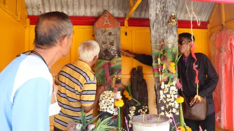 คอหวยคึกคัก แห่ส่องเลขเด็ด "แม่ย่านางวัดดัง" หวังนำไปลุ้นรวยงวดนี้