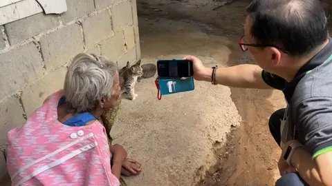 ป้าวัย 60 พลัดพรากแม่มา 47 ปี ได้วิดีโอคอลคุยเห็นหน้าแม่ ร่ำไห้บอกคิดถึงแม่ (คลิป)