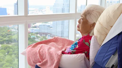 พระพันปีหลวง เสด็จออก ณ ห้องรับรองรพ.จุฬาฯ