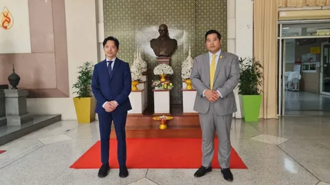 "ท่านอ้น-ท่านอ่อง" ไป รพ.ศิริราช ถวายสักการะพระราชานุสาวรีย์ ผู้เป็นแรงบันดาลใจ