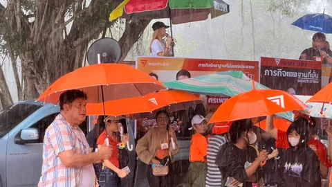 แห่แต่งสีส้ม รับ “พิธา” ปราศรัยเขาชะเมา ระยอง แม้ฝนตกหนัก (คลิป)