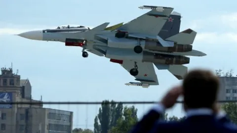 นาทีสยอง เครื่องบินขับไล่รัสเซียตก นักบินดีดตัวไม่ทัน ตายทั้งคู่ (คลิป)